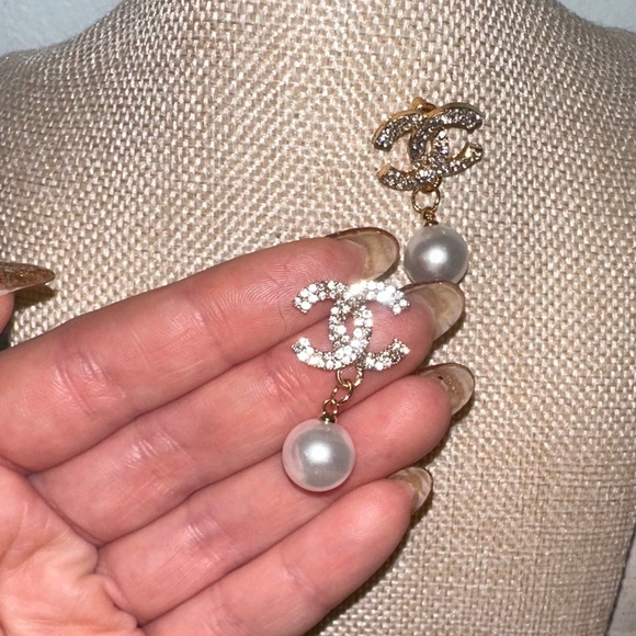 Chanel pearl dangle earrings - Picture 4 of 6